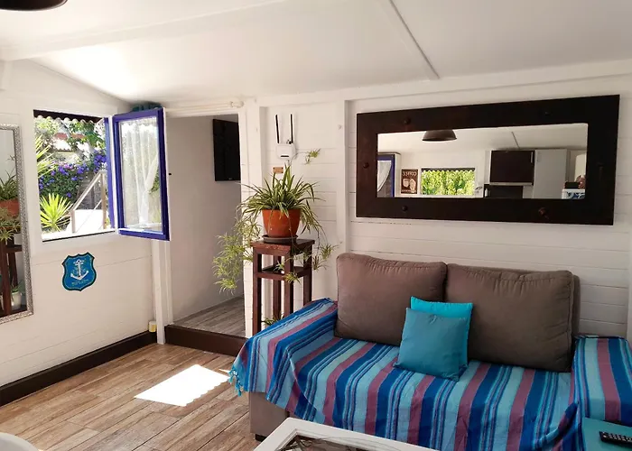 Dom wakacyjny Charming House In With Private Garden Figueira da Foz