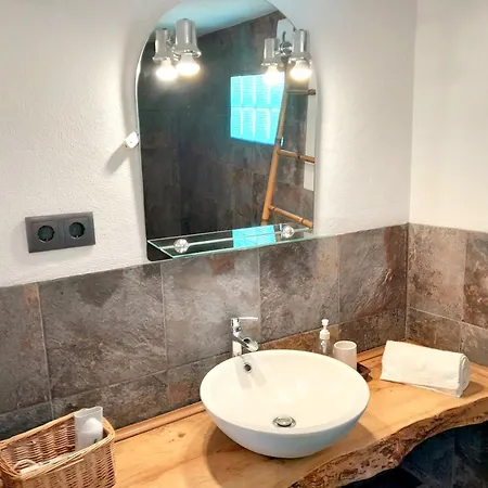 Charming House In With Private Garden Prázdninový dům *